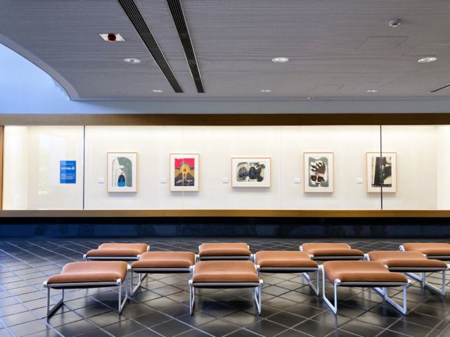 1階常設スペースでは、常設小展示 東大阪市民美術センターコレクション「深沢幸雄の貌（かお）」を開催中です。
深沢幸雄（1924-2017）の作品には、人の顔が多く登場します。絵の中の人物は、作品を見る私たちの心を見透かすように何かを見つめているようです。絵と向き合うことをとおして、自分自身の内面を見つめさせてくれる作品をご紹介します。
写真左から
《星の門》1972年
《影（祈るインディオ）A》1975年
《凍れる歩廊（ベーリング海峡》1978年
《掌の中の影》1976年
《天空を計る》1979年

#東大阪市民美術センター #常設展 #大阪美術館 #大阪お出かけ #大阪 #関西お出かけ #美術館 #Higashiosaka #東大阪 #大阪観光 #Osaka #花園中央公園 #東大阪市 #深沢幸雄 #版画 #銅版画 #エッチング #アクアチント